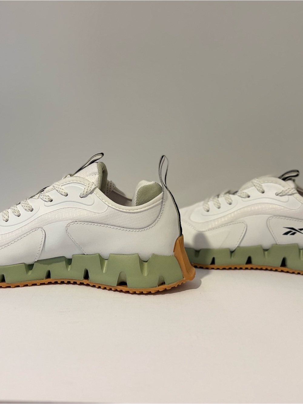 Reebok Zig Dynamica 5 Women’s 8.5 White Sage Green Gum Sneakers